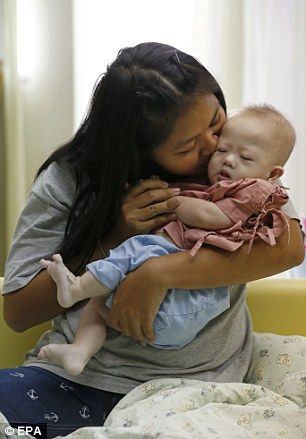 Ανατροπή! Η παρένθετη μητέρα δεν επέτρεψε στους γονείς να πάρουν το βρέφος με το σύνδρομο Ντάουν