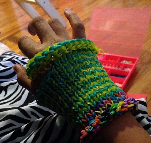 Δείτε τι άλλο φτιάχνουν με τα λαστιχάκια, εκτός από βραχιόλια!