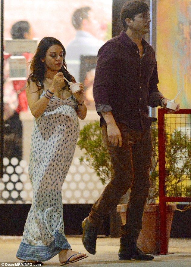 Το παγωτό δροσίζει τις καούρες της και τρώει συνέχεια! Ποια είναι;