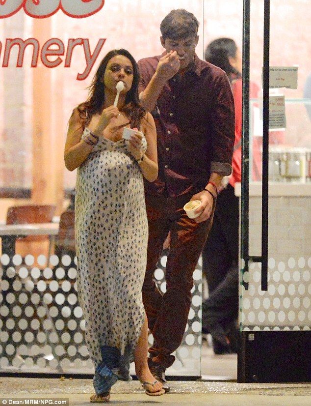 Το παγωτό δροσίζει τις καούρες της και τρώει συνέχεια! Ποια είναι;