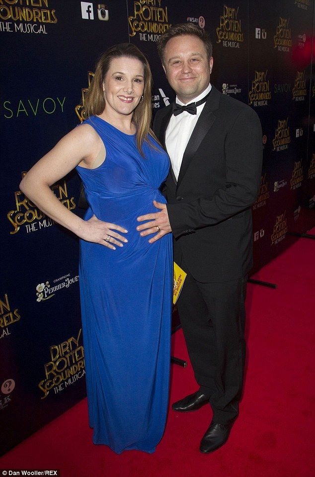 Τραγουδίστρια που πήρε μέρος στο X-Factor γέννησε κοριτσάκι και το ανακοίνωσε στο Twitter! (εικόνες)