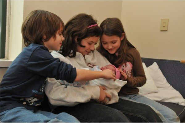 «Απέκτησα αδερφάκι»! 10 φωτογραφίες που αποτυπώνουν την λαχτάρα της πρώτης συνάντησης!