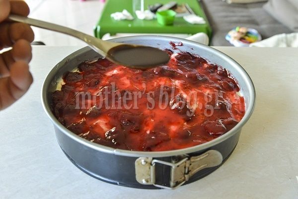 Λαχταριστή τούρτα φράουλα, βανίλια και σοκολάτα Γιώτης από τον Γιώργο Γεράρδο!