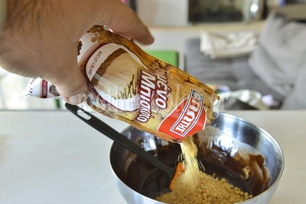 Λαχταριστή τούρτα φράουλα, βανίλια και σοκολάτα Γιώτης από τον Γιώργο Γεράρδο!