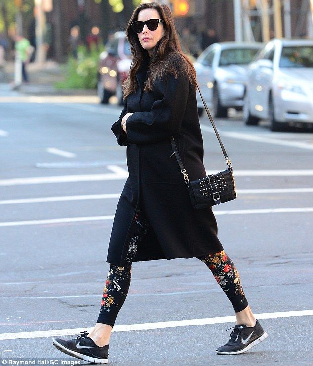 Μαθεύτηκε η εγκυμοσύνη της αλλά εκείνη επιμένει να κρύβει την κοιλίτσα της! (εικόνες)