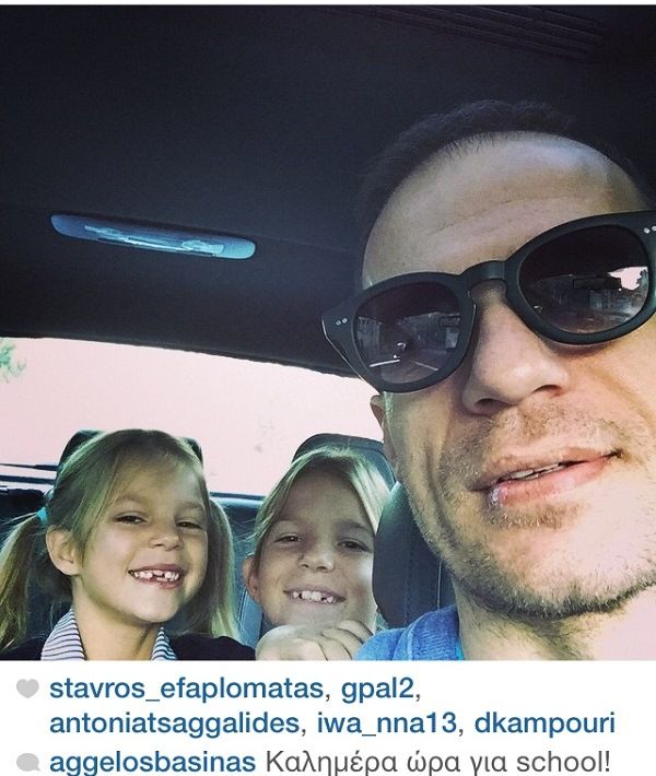 Δείτε την τρυφερή φωτογραφία του Άγγελου Μπασινά με τις κόρες του πηγαίνοντας στο σχολείο!