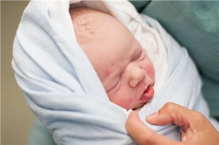 Καισαρική: Δείτε τη γέννα καρέ καρέ μέσα από ένα εκπληκτικό φωτογραφικό άλμπουμ