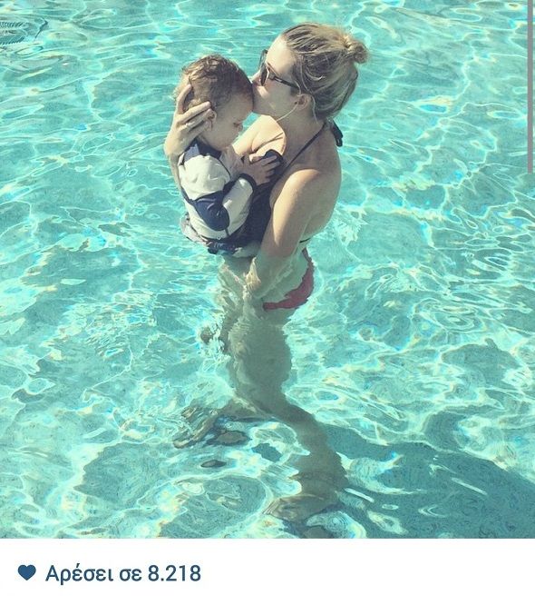 Παγώσαμε! Ποια διάσημη μαμά βούτηξε με το μωρό της στην πισίνα (εικόνα)