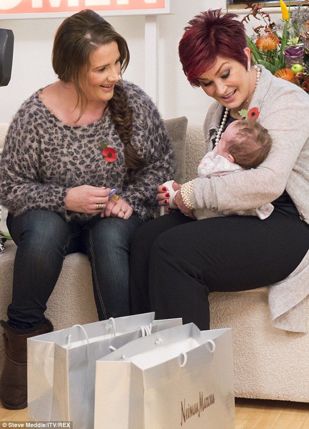 Πόσο τρυφερό! Σύστησε για 1η φορά την κορούλα της στη νονά της (εικόνες)