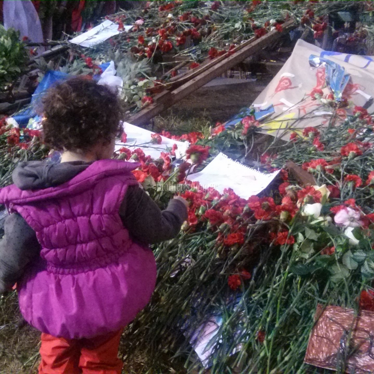 Παιδικές ζωγραφιές και λουλούδια «στόλισαν» φέτος την ιστορική πόρτα του Πολυτεχνείου