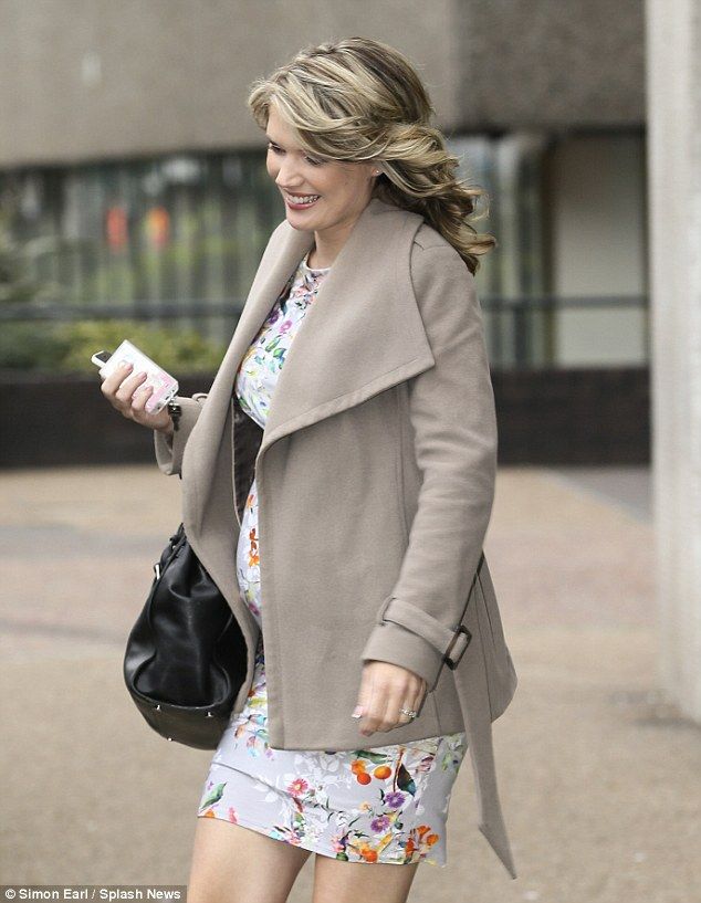 Παρουσιάστρια κοντεύει να γεννήσει και δεν λέει να αποχωριστεί τα ψηλοτάκουνα! (εικόνες)