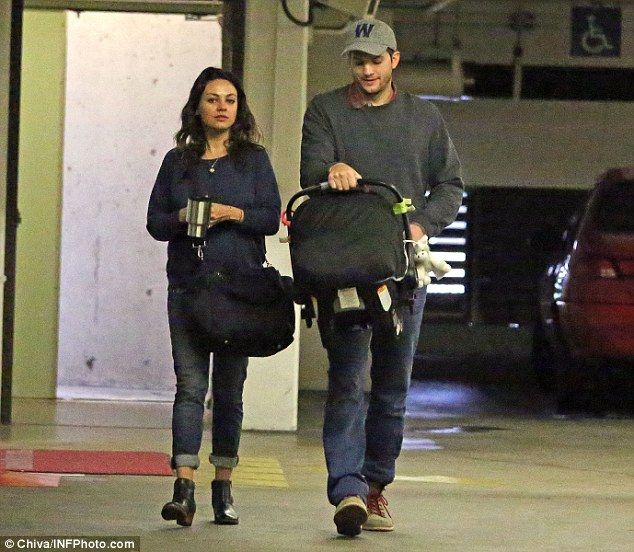 Άστον Κούτσερ-Μίλα Κούνις: Η πρώτη βόλτα με το μωρό τους! (εικόνες)