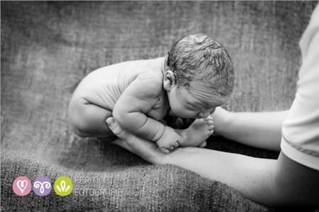 Δείτε νεογέννητα μωράκια στην εμβρυική τους στάση! (εικόνες)