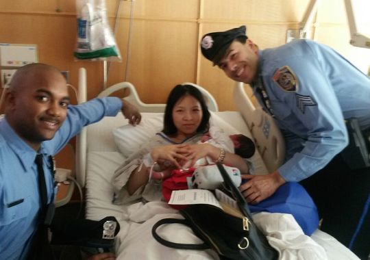 Απίστευτο! Γέννησε σε βαγόνι τρένου με τη βοήθεια δύο αστυνομικών! (εικόνες)