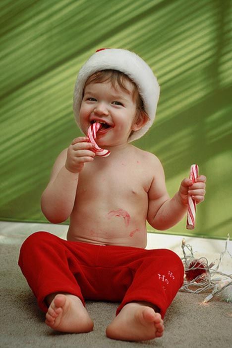 Απίστευτες φωτογραφίες με μωράκια που βάζουν τη στολή του Άγιου Βασίλη! (εικόνες)