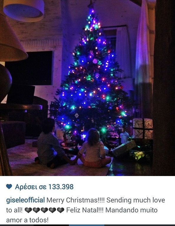 Ζιζέλ: Η τρυφερή οικογενειακή στιγμή κάτω από το χριστουγεννιάτικο δέντρο (εικόνα)