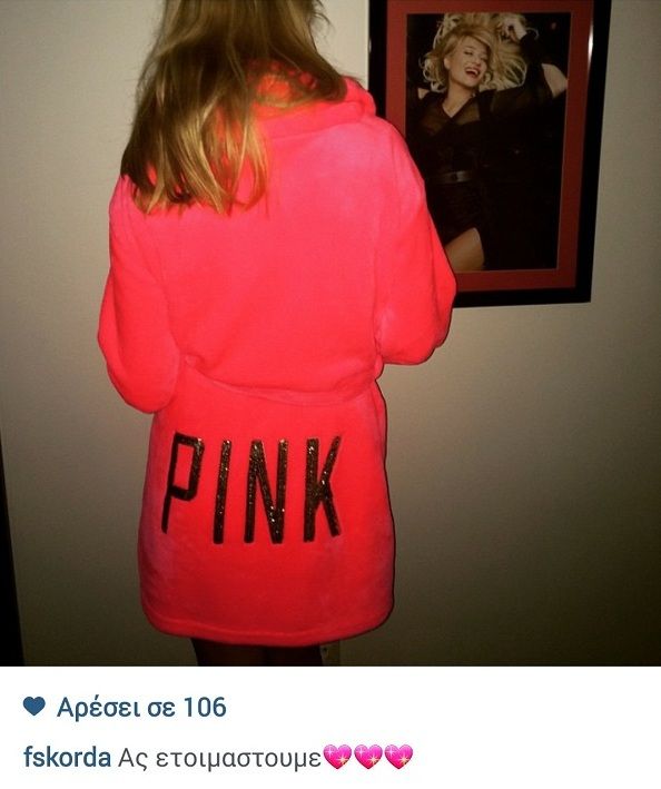 Φαίη Σκορδά: Δείτε τι φοράει λίγο πριν βγει έξω την Πρωτοχρονιά! (εικόνα)