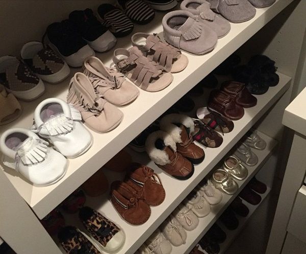 Δε θα πιστεύετε πόσα παιδικά παπούτσια έχει η κόρη της Κόρτνει Καρντάσιαν! (εικόνα)