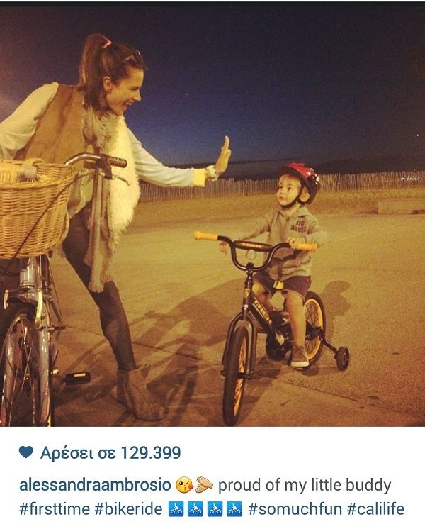 Η πρώτη του βόλτα με το ποδήλατο! Η διάσημη μαμά είναι περήφανη για το γιο της (εικόνα)