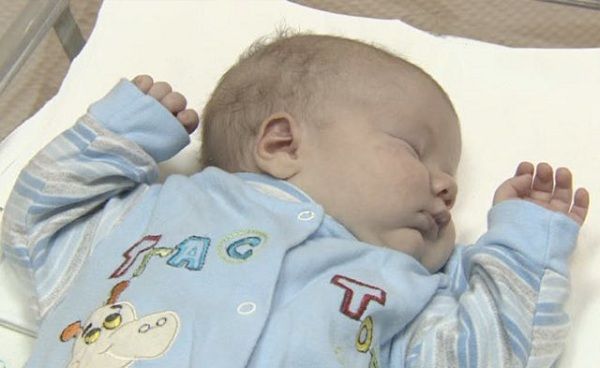 Μοναδικό: Γάτα έσωσε εγκαταλελειμμένο μωρό κρατώντας το ζεστό (εικόνες)