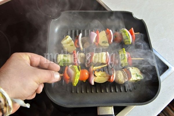 Σουβλάκια λαχανικών με χαλούμι και δυόσμο, από το Γιώργο Γεράρδο!