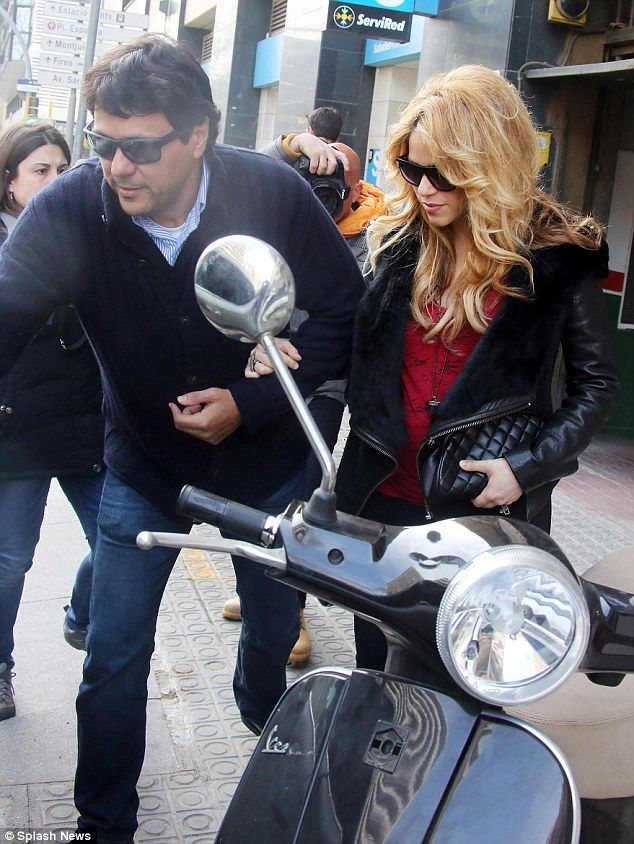 Σακίρα: Η οικογενειακή βόλτα με τους γονείς και τον αδελφό της μετά τη γέννηση του γιου της! (εικόνες)