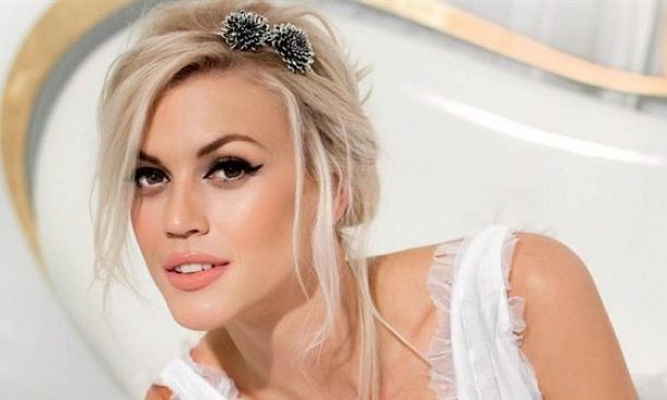 Μπορείτε να καταλάβετε ποιο είναι το μωρό της φωτογραφίας; Έχει γίνει πρόσφατα μανούλα! (εικόνα)