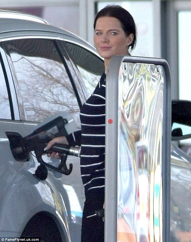 Την τσακώσαμε να βάζει βενζίνη στο αυτοκίνητο, λίγο καιρό μετά την ανακοίνωση της εγκυμοσύνης της! (εικόνες)