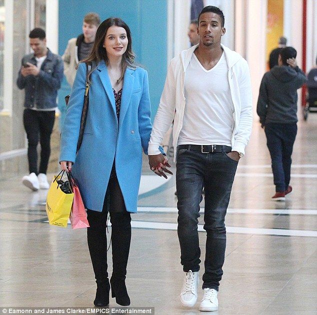 Την τσακώσαμε να βάζει βενζίνη στο αυτοκίνητο, λίγο καιρό μετά την ανακοίνωση της εγκυμοσύνης της! (εικόνες)