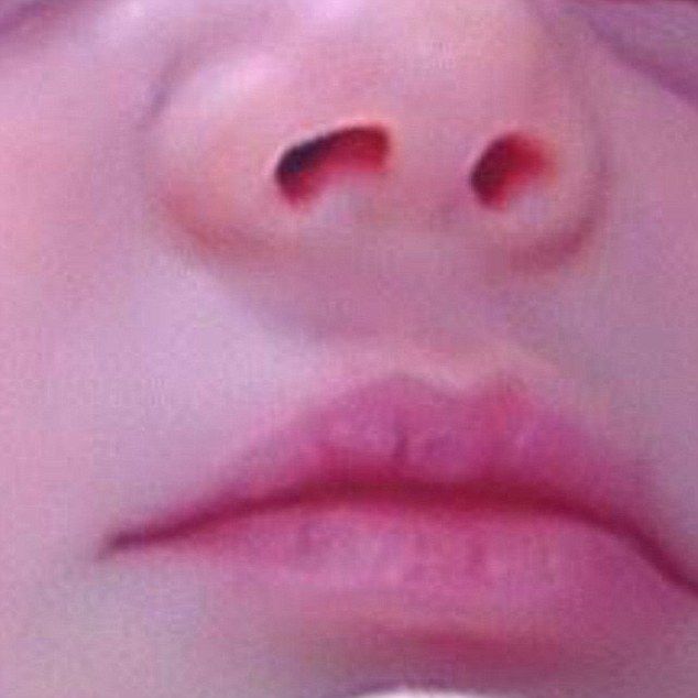 Η νέα μαμά έχει τρελαθεί από τη χαρά της! Φωτογραφίζει τα χείλη της νεογέννητης κόρης της (εικόνες)