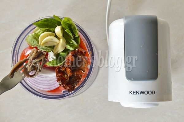 Υπέροχη μακαρονάδα με φρέσκια και λιαστή ντομάτα, από το Γιώργο Γεράρδο!