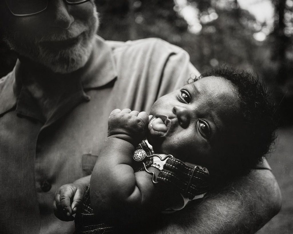 Οι τρυφερές φωτογραφίες αυτού του υιοθετημένου μωρού μαρτυρούν τη δύναμη της άνευ όρων αγάπης (εικόνες)