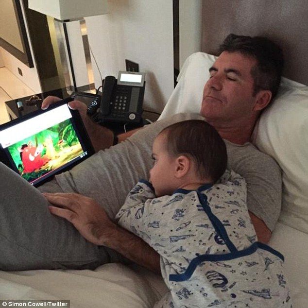 Πασίγνωστος μπαμπάς κοιμήθηκε την ώρα που έβλεπε το «Lion King» με το παιδί του! (εικόνες)