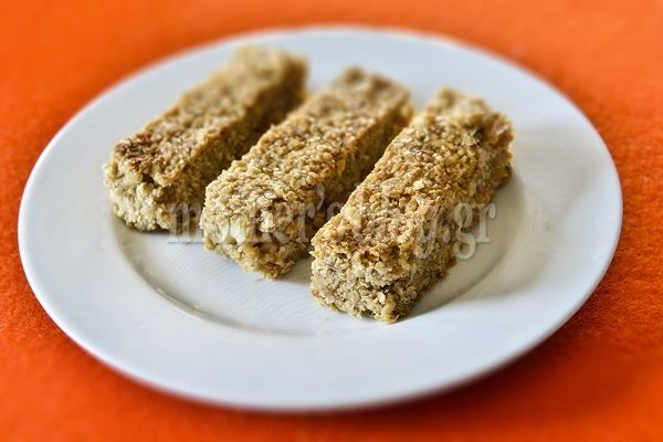 Μπάρες δημητριακών με μέλι, φιστίκια Αιγίνης και βερίκοκα, από το Γιώργο Γεράρδο!