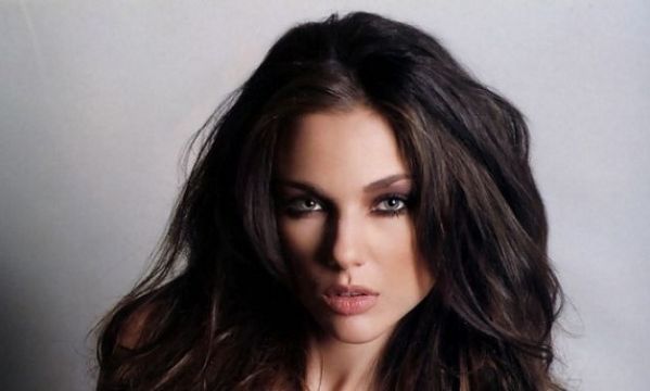 Πόσο ωραίο! Γνωστή Ελληνίδα φοράει τα ίδια παπούτσια με το γιο της! (εικόνα)