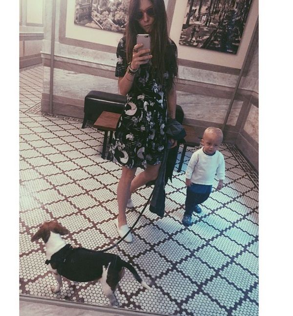 Σοφία Καρβέλα: Έτσι την συνόδευσε ο γιος της σε απογευματινή έξοδο! (εικόνα)