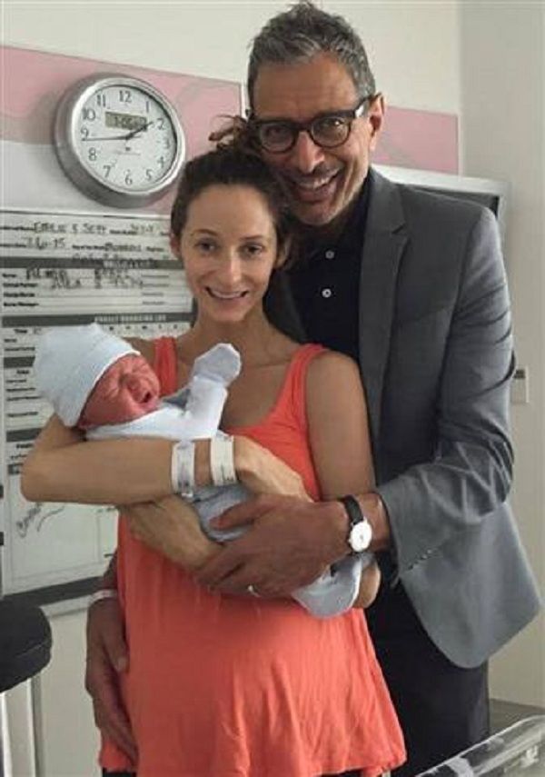 Πασίγνωστος ηθοποιός έγινε μπαμπάς στα 62 του και μας συστήνει το νεογέννητο μωράκι του! (εικόνα)