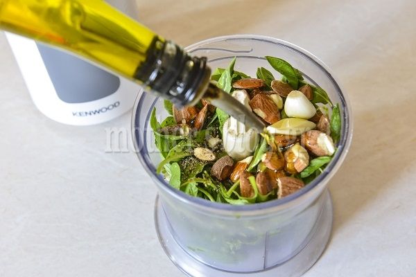 Πέστο βασιλικού με αμύγδαλα, από τον Γιώργο Γεράρδο!