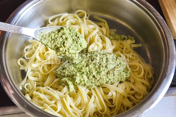 Πέστο βασιλικού με αμύγδαλα, από τον Γιώργο Γεράρδο!