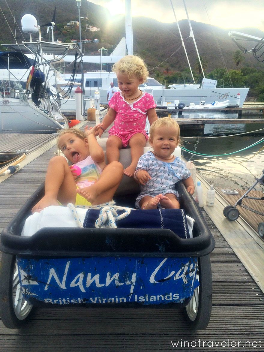 Αυτοί οι γονείς μεγαλώνουν τα τρία τους παιδιά πάνω σε ένα ιστιοπλοϊκό! (εικόνες)