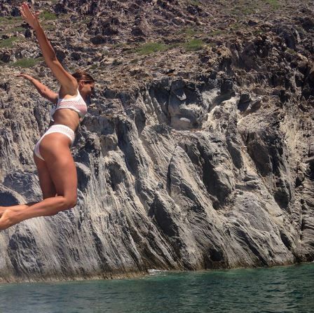 Σταματίνα Τσιμτσιλή: Περίπατος με την κόρη της στα σοκάκια της Πάρου (εικόνες)