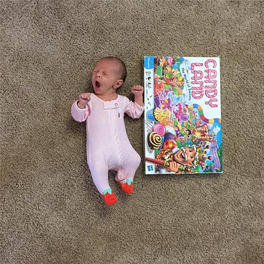 Αυτή η μαμά φωτογράφισε την πρόωρη μικρούλα της δίπλα από περίεργα αντικείμενα. Ο λόγος θα σας εκπλήξει!