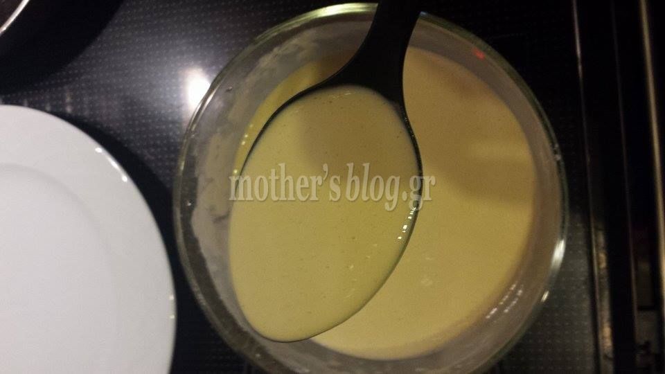 Ζεστάνετε πολύ καλά ένα αντικολλητικό τηγάνι. Περάστε το με ένα χαρτί κουζίνας ή ένα πινέλο που θα έχετε βάλει σπορέλαιο.
Βεβαιωθείτε ότι έχει κάψει καλά το τηγάνι και ρίξτε μια γεμάτη κουταλιά από μία κουτάλα μέσα στο τηγάνι.