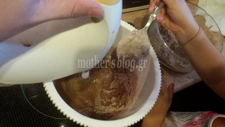 Δεκατιανό στο σχολείο: Κεκάκια σοκολάτας από τα χεράκια μας! (εικόνες βήμα-βήμα)