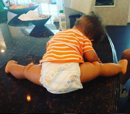 «Baby-yoga time» - Αυτός είναι ο γιος πασίγνωστης τραγουδίστριας! (εικόνα)