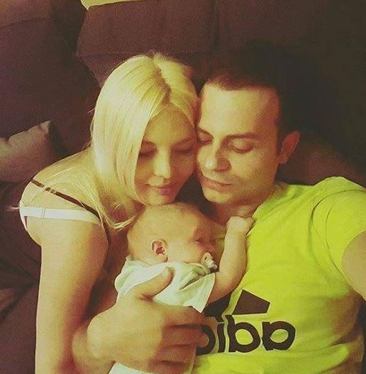 Αυτά τα πατουσάκια ανήκουν σε γιο γνωστού Έλληνα τραγουδιστή! (εικόνα)