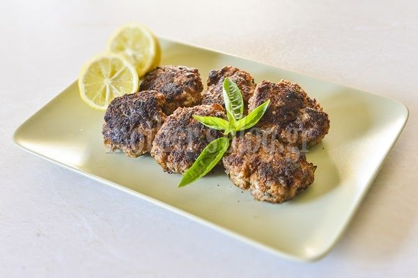 Μπιφτεκάκια με κεφαλοτύρι και σταφίδες από τον Γιώργο Γεράρδο