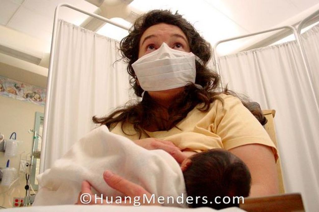 13. Για πρώτη φορά καταφέρνει να θηλάσει τη μαμά της