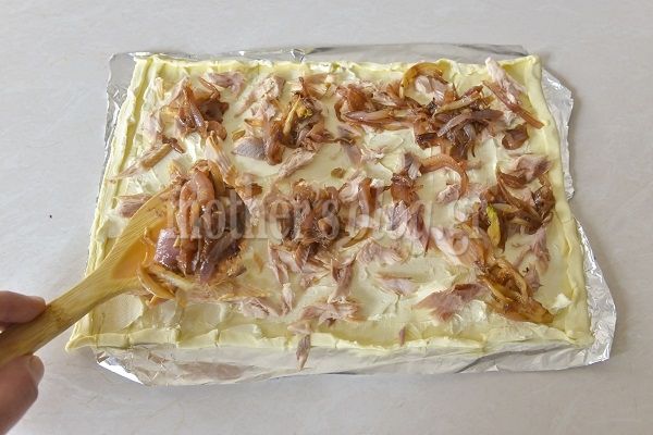 Πίτα σφολιάτας με καπνιστή πέστροφα και καραμελωμένα κρεμμύδια από τον Γιώργο Γεράρδο