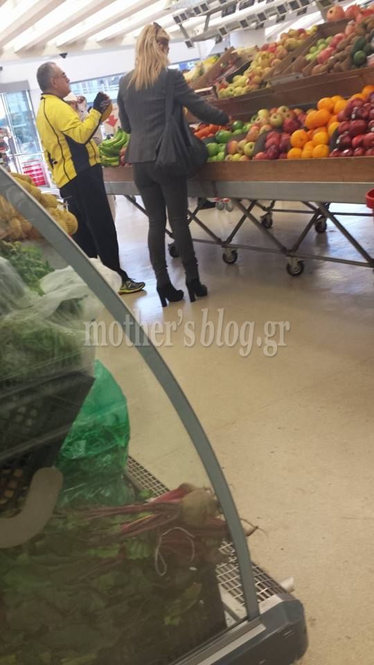 Αποκλειστικό: Γνωστή Ελληνίδα παρουσιάστρια στο σούπερ μάρκετ μαζί με τα παιδιά της (φωτό)